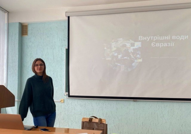 Магістрантка Марта Кусяк проводить лекційне заняття з дисципліни - Географія материків та океанів